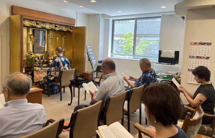 先人を偲ぶ月例法要